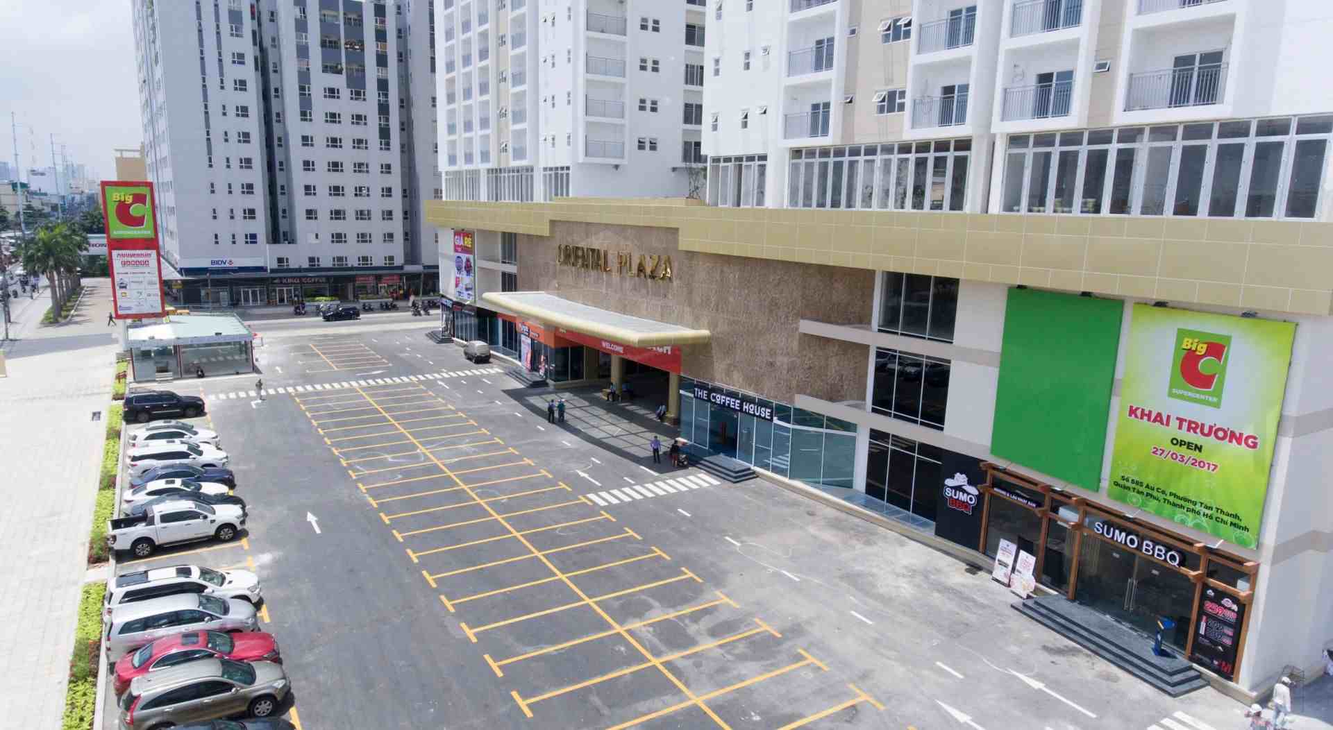bãi đỗ xe trung tâm thương mại ở dự án Oriental Plaza